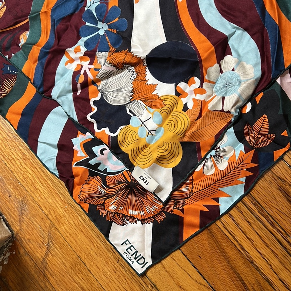 Fendi silk scarf Use a few times - Picture 4 of 7